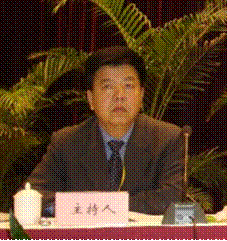 桌子前坐着穿西装的男子中度可信度描述已自动生成